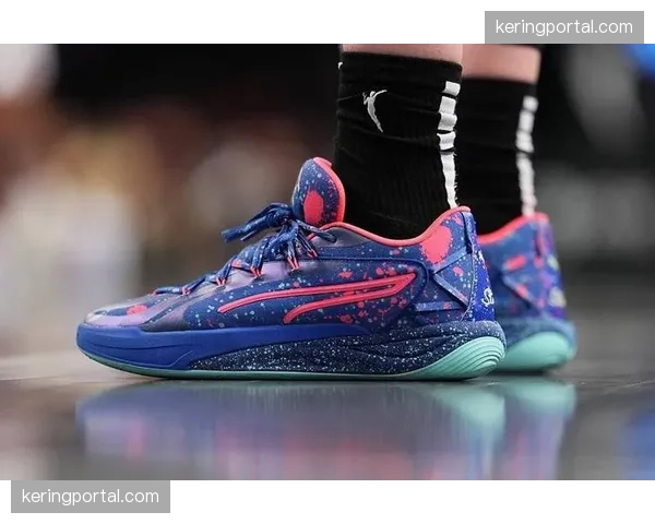 运动品牌推出新款球鞋，广告语强调“为瞬间启动与转向设计”，瞄准职业球员转换需求